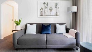 TV - Harbourside Style, 2 Bed, A/C, Pool -Elizabeth Bay (Elizabeth Bay)