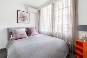 2 chambres, bureau, fer et planche à repasser, lit de bébé portatif