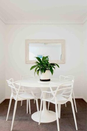 Dining - Harbourside Style, 2 Bed, A/C, Pool -Elizabeth Bay (Elizabeth Bay)