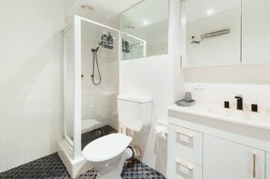Free toiletries, hair dryer - Harbourside Style, 2 Bed, A/C, Pool -Elizabeth Bay (Elizabeth Bay)