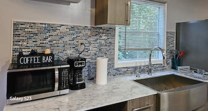 Brand New Modern King Suite10mins from Downtown