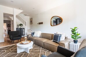 Fernseher, Kamin, Bücher