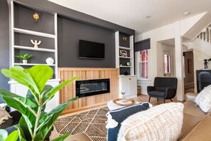 Télévision, cheminée, livres