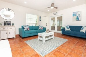 Smart TV - Gorgeous Beach Themed Home (Lantana)