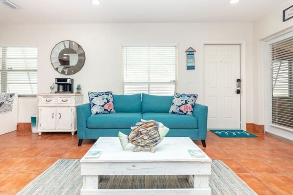 Smart TV - Gorgeous Beach Themed Home (Lantana)