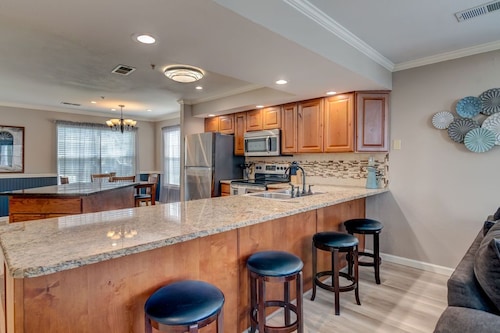 Walk In luxury condo with pools and hot tub! Comfy beds!