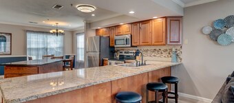 Walk In luxury condo with pools and hot tub! Comfy beds!