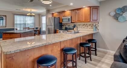 Walk In luxury condo with pools and hot tub! Comfy beds!