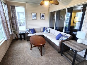 Smart TV - Walk In luxury condo with pools and hot tub! Comfy beds! (Branson)