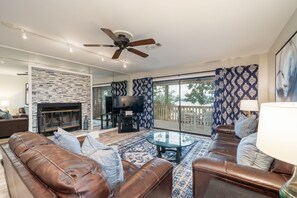 Smart TV, fireplace, DVD player, table tennis - South Shore 2 Bdrm/Great Amenities, Lake views, mini-golf, Pickle-ball, Tennis! (Hot Springs)