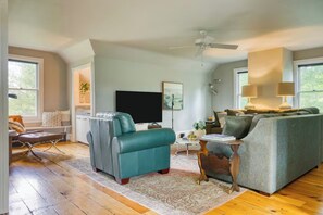 Smart TV, fireplace, books, stereo