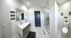 Amenidades de baño gratuitas, secadora de cabello, pantuflas