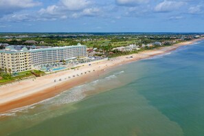On the beach - Large Studio on the Beach! (Ormond Beach)