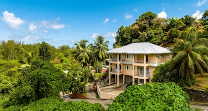 Peace In Paradise with mountain view and walking distance to the beach