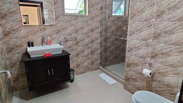 Douche, sĂšche-cheveux, serviettes fournies, savon