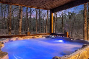 Outdoor spa tub - Unbridled Manor is an astoundingly beautiful ultra-luxury cabin with pool table. (Broken Bow)