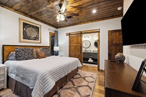 5 bedrooms, free WiFi, bed sheets - Unbridled Manor is an astoundingly beautiful ultra-luxury cabin with pool table. (Broken Bow)