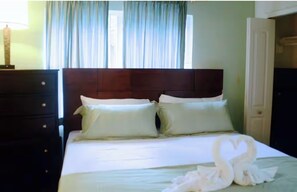 1 dormitorio, tabla de planchar con plancha, wifi y ropa de cama