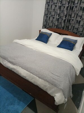 1 sovrum, värdeförvaringsskåp på rummet och strykjärn/strykbräda