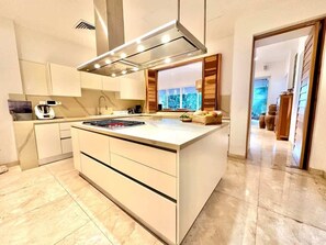 Fridge, microwave, oven, stovetop - Villa La Ceiba | 5BR | Waterfront Hotel Zone Luxe (Cancún)