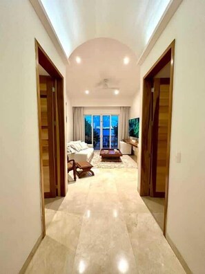 TV, stereo, offices - Villa La Ceiba | 5BR | Waterfront Hotel Zone Luxe (Cancún)