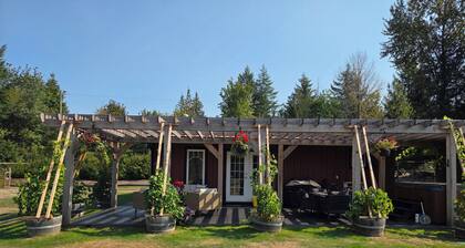 Adventure & Wildlife await in Stunning 2BR cottage on Cowichan River