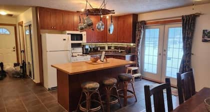 Adventure & Wildlife await in Stunning 2BR cottage on Cowichan River