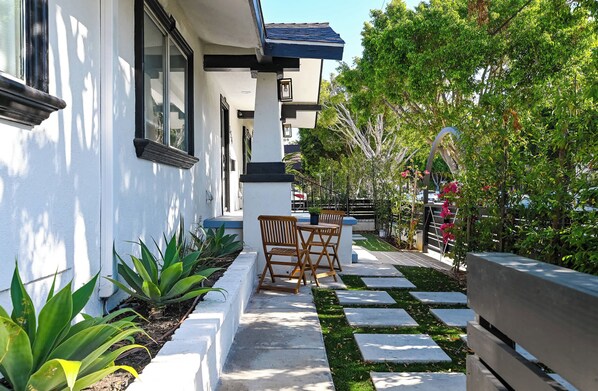 Exterior detail - Immaculate 3bdr Private Bungalow, Walk to Beach! (Long Beach)
