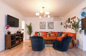 42-inch flat-screen TV with digital channels, TV - Immaculate 3bdr Private Bungalow, Walk to Beach! (Long Beach)