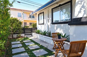 Casa, varias camas, patio, vista al jardín (Ocean Bungalow - Walk to Beach) | Restaurante al aire libre