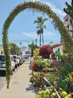 Property grounds - Immaculate 3bdr Private Bungalow, Walk to Beach! (Long Beach)