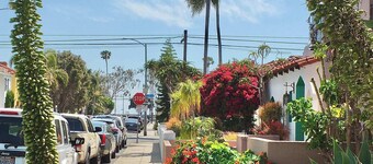 Immaculate 3bdr Private Bungalow, Walk to Beach!