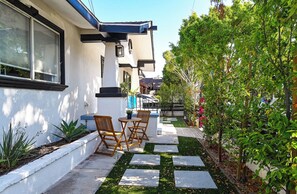 Terrace/patio - Immaculate 3bdr Private Bungalow, Walk to Beach! (Long Beach)