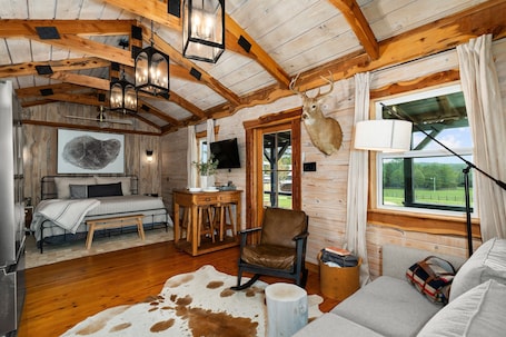 1 bedroom, iron/ironing board, free WiFi, bed sheets. The Hendo - Cabin #1 - Studio Style