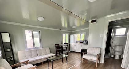 Cómoda y acogedora mini casa ubicada en un hermoso lote. ¡Buena ubicación!