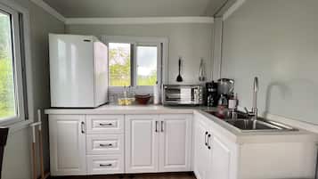 Fridge, oven, stovetop, coffee/tea maker