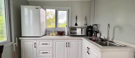Fridge, oven, stovetop, coffee/tea maker