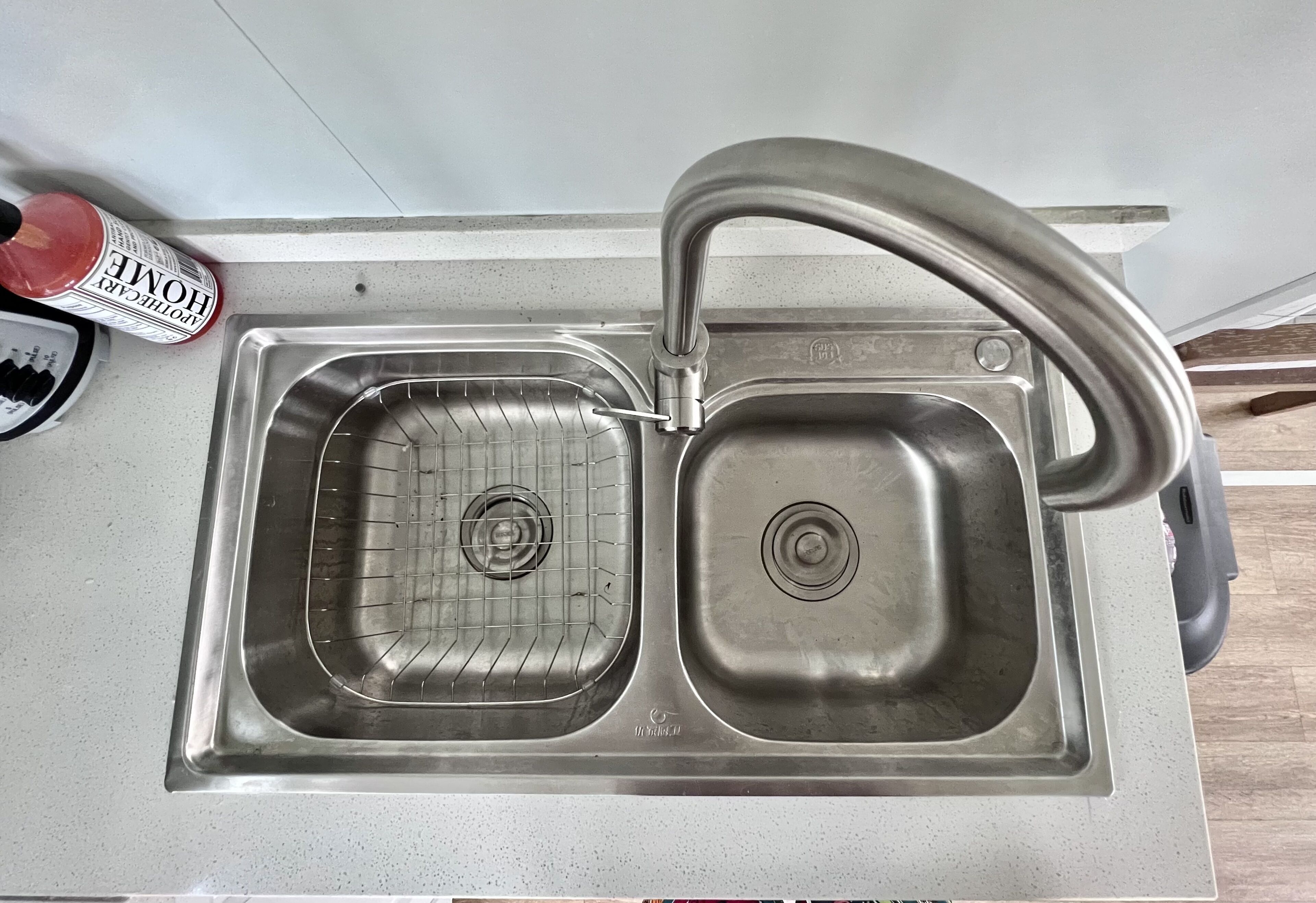 Ein Küchenspüle mit doppelter Spülbecken und einem Wasserhahn.