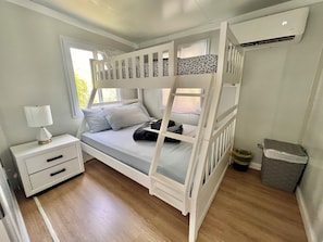 2 habitaciones, escritorio y ropa de cama