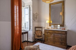 6 bedrooms, iron/ironing board, WiFi, bed sheets