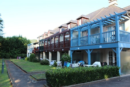 Enceinte de l’hébergement. Séjour nature en Corrèze – Gîte à Argentat-sur-Dordogne, proche rivière