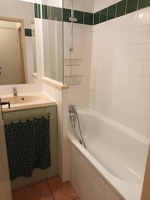 Sèche-cheveux, bidet, savon, shampoing