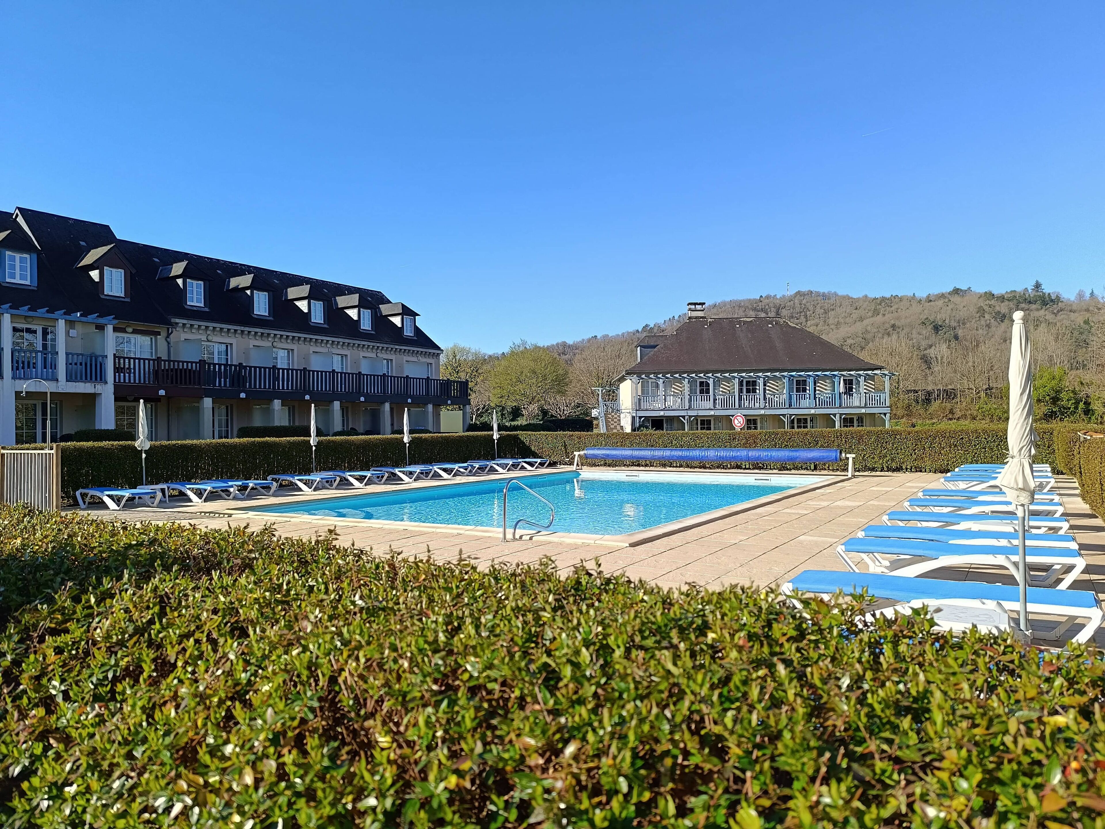 Een buitenzwembad, een verwarmd zwembad