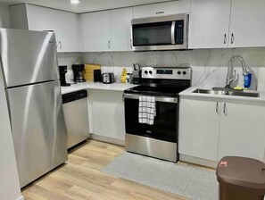 Réfrigérateur, four à micro-ondes, un four, surface de cuisson