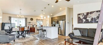 Newly built well kept peacefulneighborhood king size bed 2 car garage fireplace