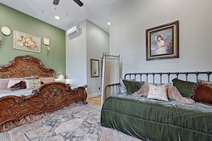 1 bedroom, travel cot, free WiFi, bed sheets - Downton Abby @ Lofts on Lee (Greenville)