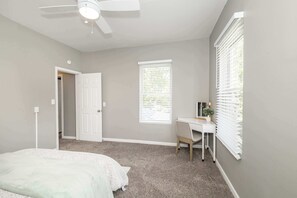 Hus, flere senger, terrasse, hageutsikt | 6 soverom, individuelt dekorert og individuelt innredet