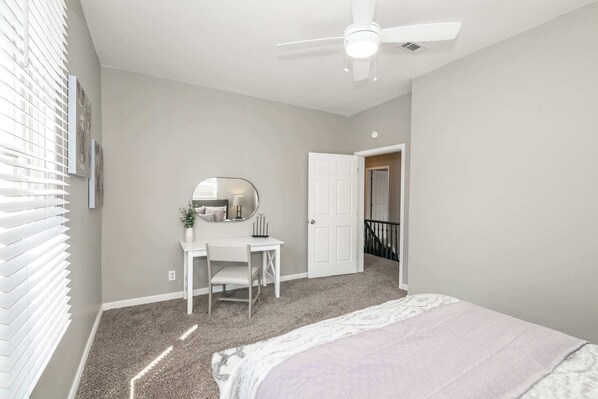 Casa, várias camas, varanda, vista para o jardim | 6 quartos, individualmente decorados, individualmente mobiliados