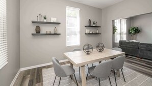 Hus, flere senger, terrasse, hageutsikt | Spiseområde