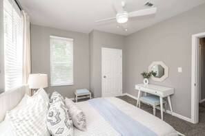 Hus - flere senge - terrasse - udsigt til have | 6 soveværelser, individuelt design, individuel indretning, gratis Wi-Fi